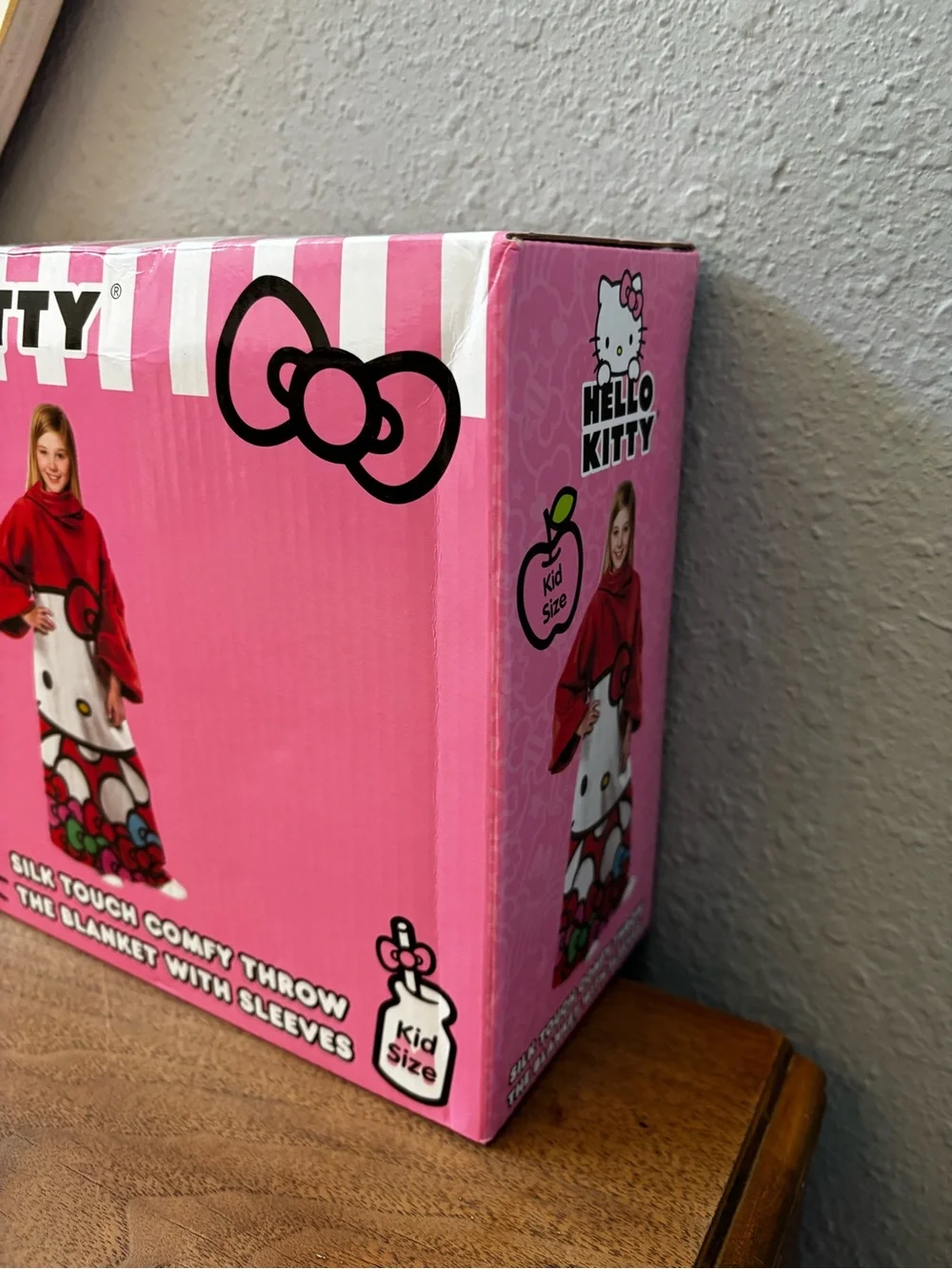 Hello Kitty Silk Touch Comfy Throw - Pink & Red